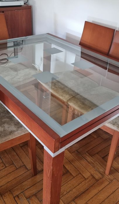 Mesa de Madeira com tampo de vidro  e cadeiras . Extensivel