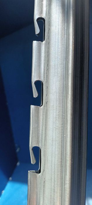 Słupki ogrodzeniowe ocynkowane o długości 2,65 m z haczykami do siatki