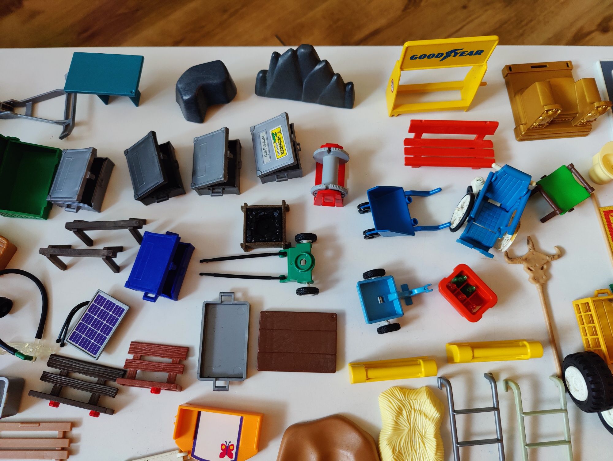 Elementy Playmobil- akcesoria, meble, ogrodzenie