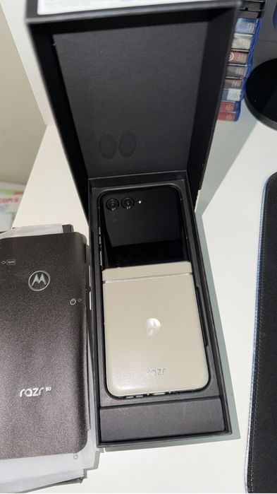 Motorola Razr 50 como Novo