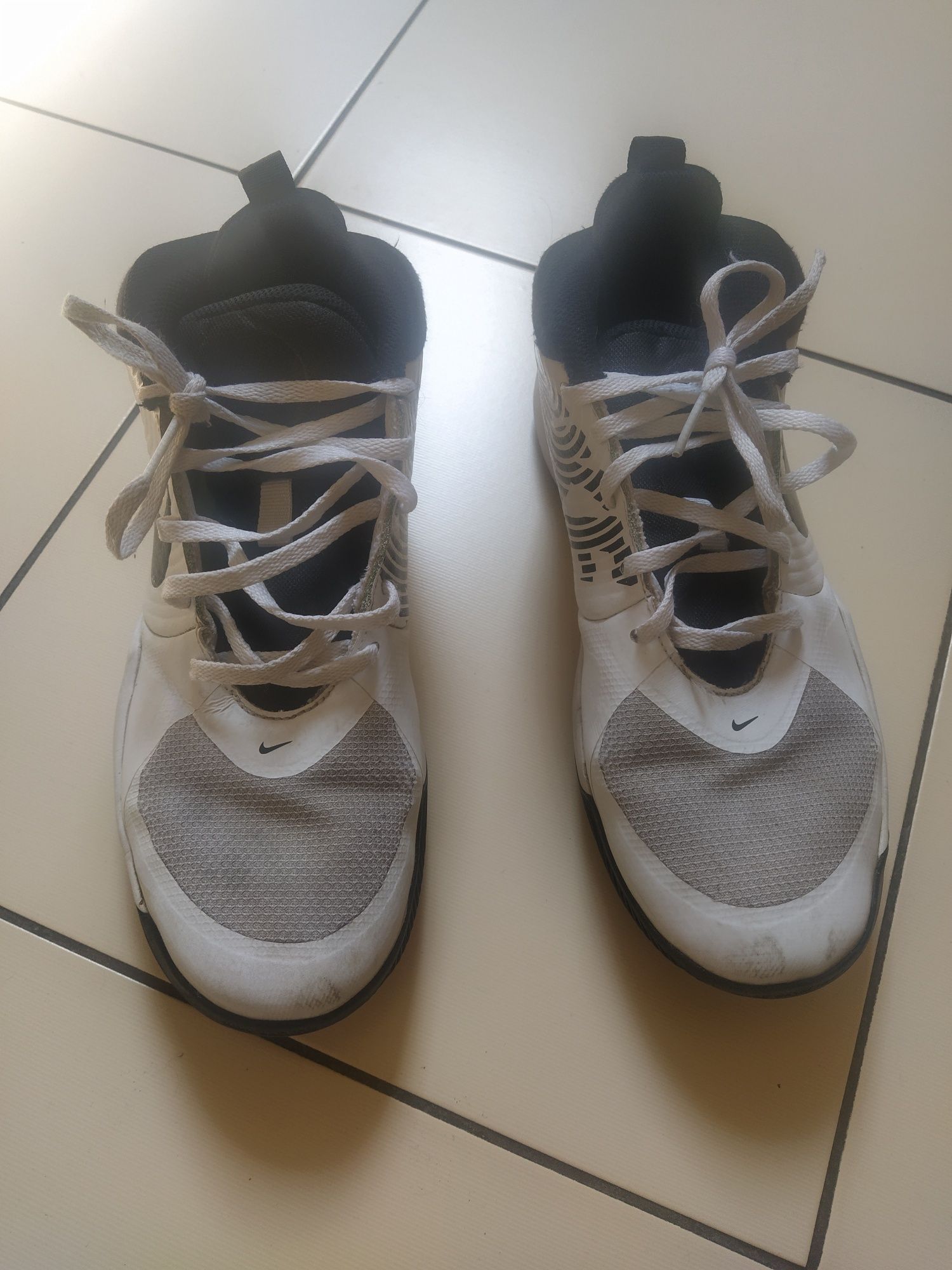 Buty sportowe NIKE, białe do koszykówki, r.38,5