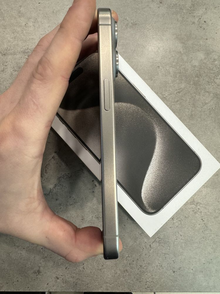 Продам iPhone 15 Pro 256 natural titanium