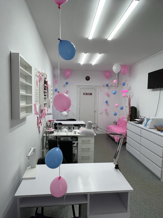 Здається місце для майстра манікюру та педикюру