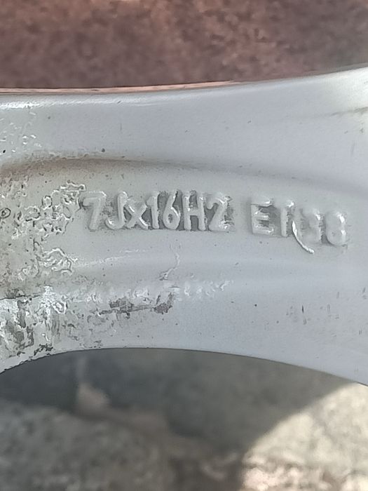 Komplet felg aluminiowych z oponami zimowymi marki Falken rozmiar 16