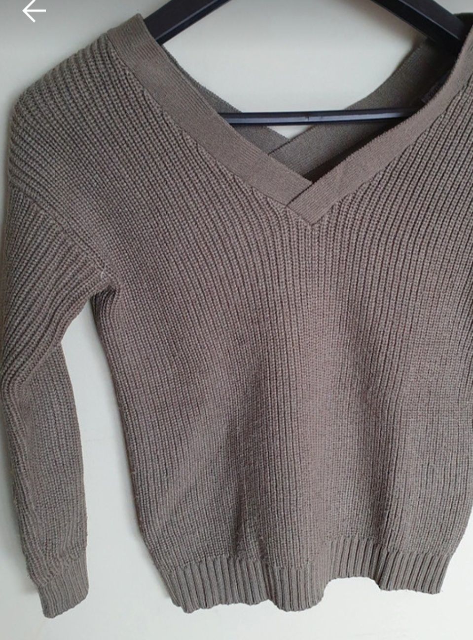 Sweter khaki w serek