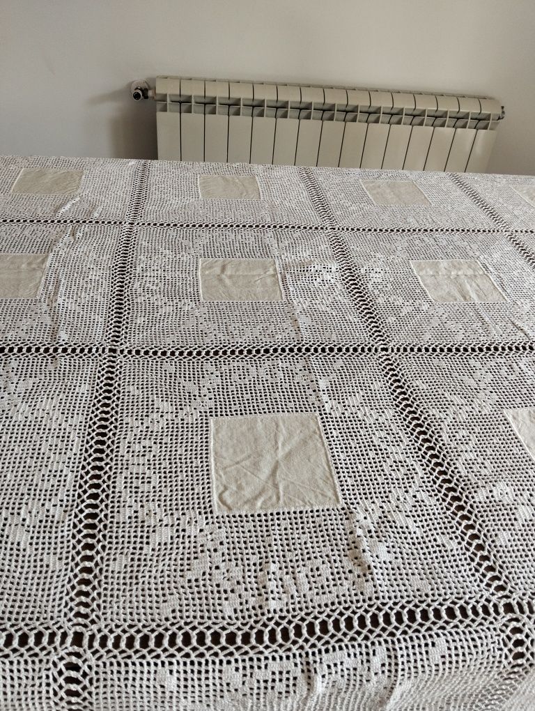 Toalha de mesa em crochê branca