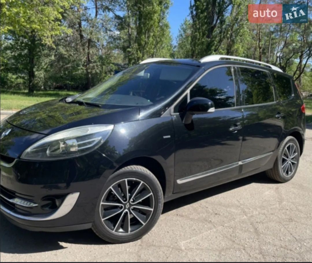 Продам Renault Grand Scenic комплектация BOSE в отличном состоянии !