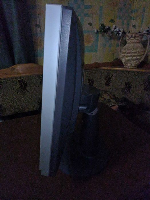 17" монітор HYNDAI L70A. Живлення на 12В.