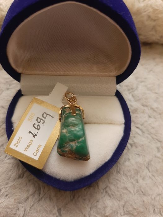 Wisiorek z naturalnym turkusem