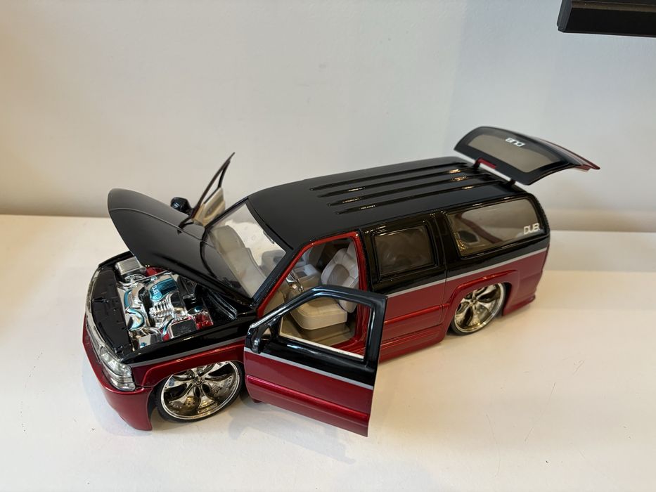 Model Chevrolet Suburban 1:18 Jada Toys (maisto welly bburago)