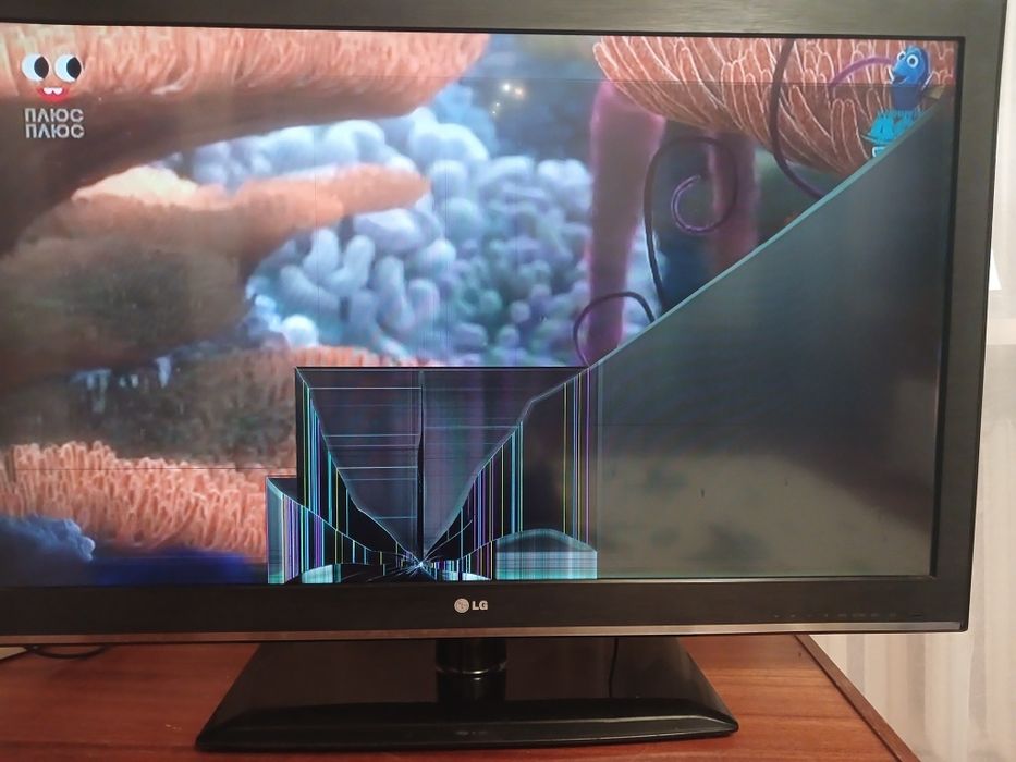 Телевізор LG LCD 42 дюйма 42CS46OT, пошкоджена матриця