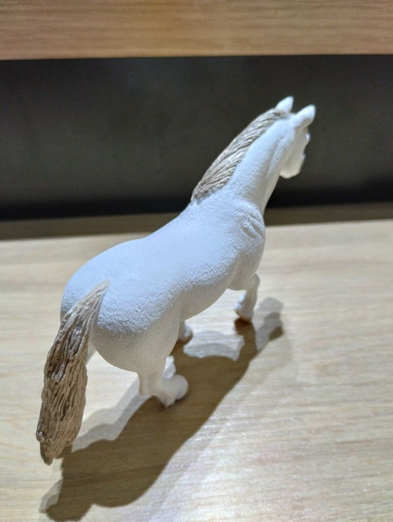 Schleich konik biały z jasną grzywą