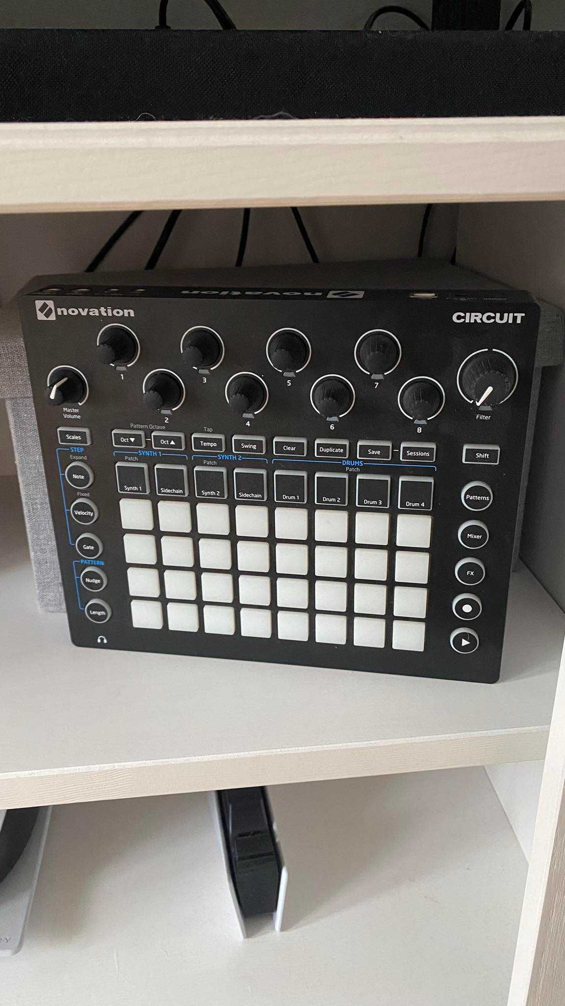 Syntezator sampler Novation Circuit