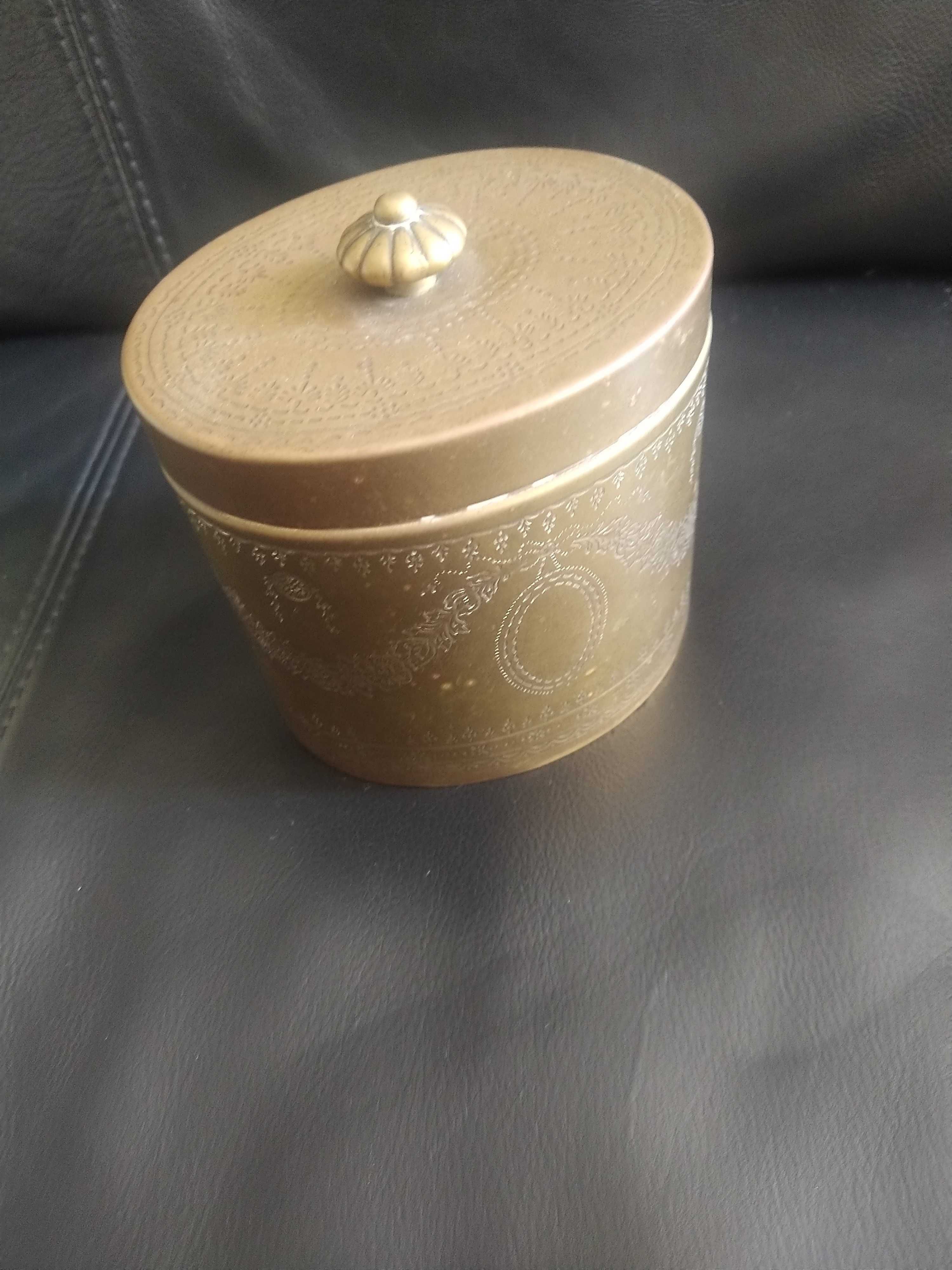 Antiga lata de chá, em latão dourado, com relevos