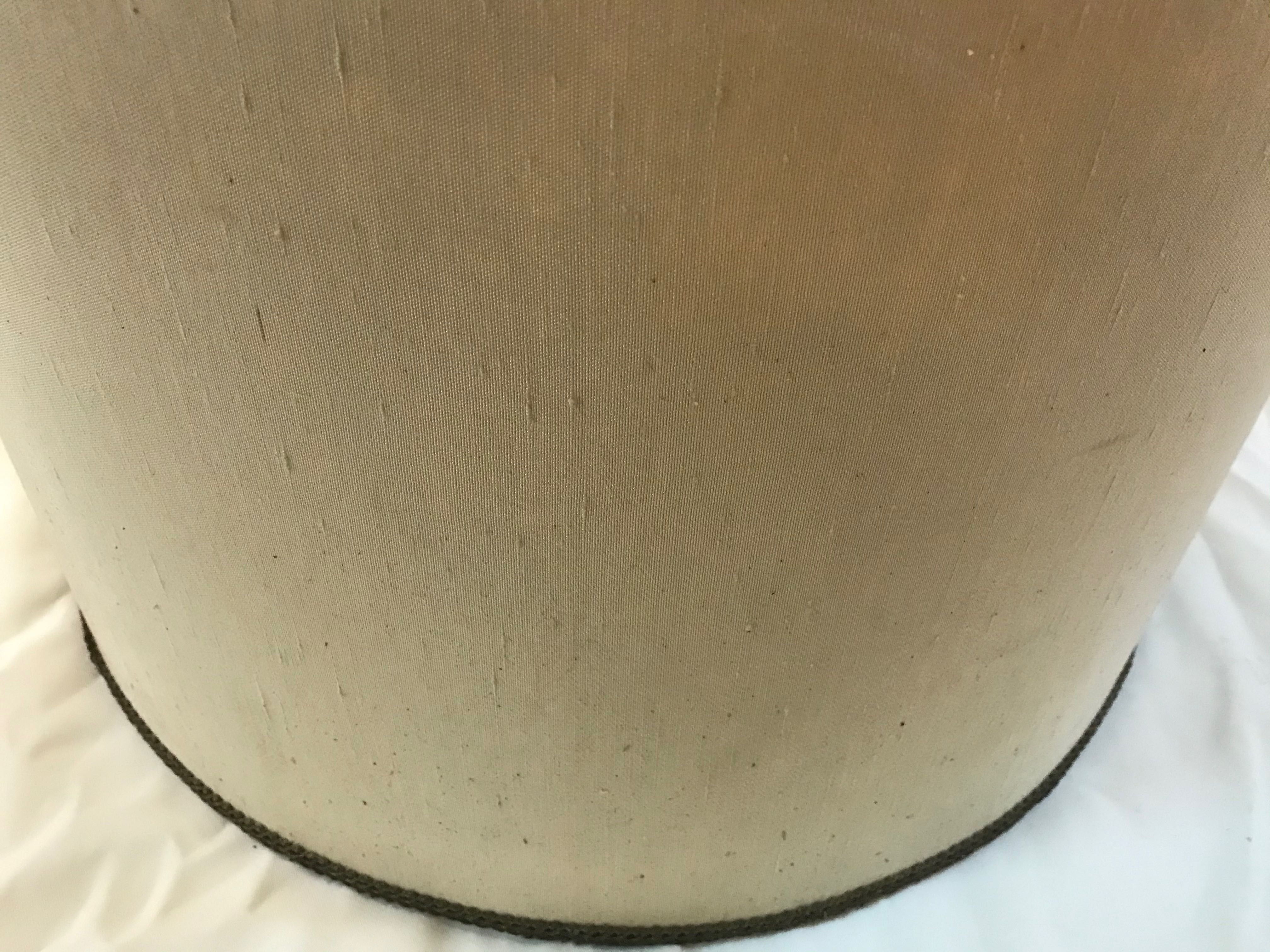 Abajour branco com debroado dourado diâmetro 46