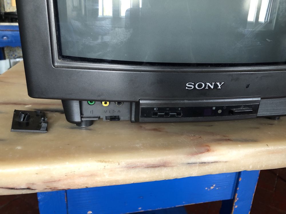TV Sony antiga completamente funcional