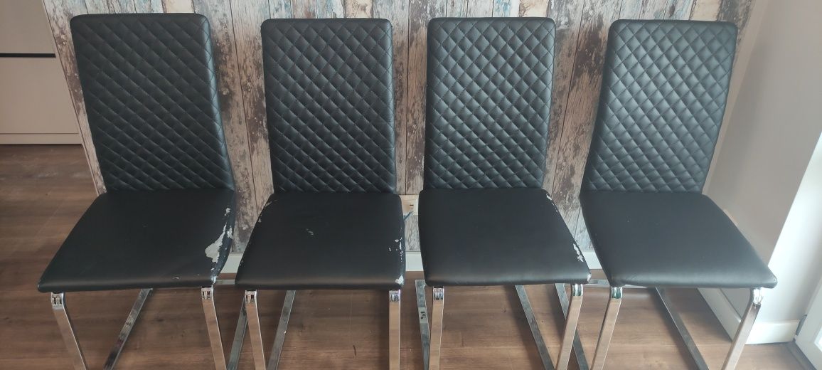 Zestaw czterech krzeseł do salonu jadalni