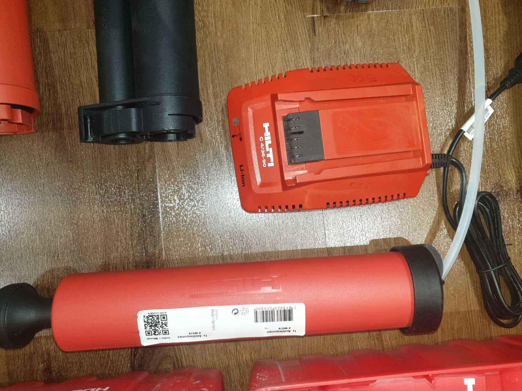 Wyciskacz Hilti HDE 500-A22 z akcesoriami.