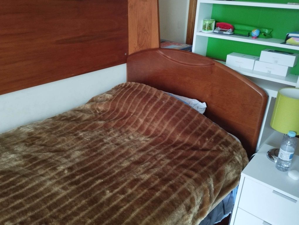 Estúdio com estante mais cama mais estrado mais colchão.