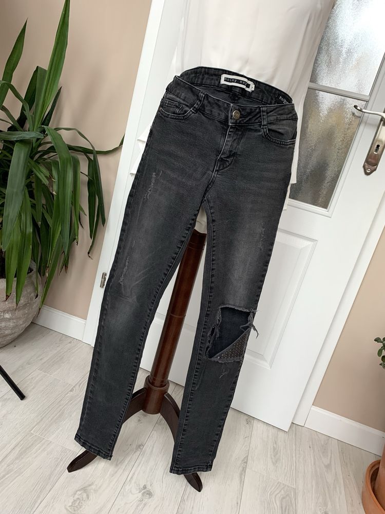 Noisy May jeansy rurki vintage z przedarciem i dżetami r.38