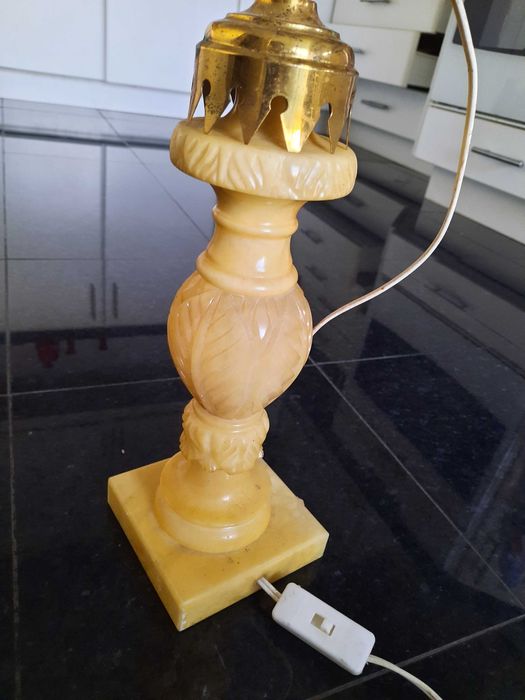 Pé de candeeiro em alabastro