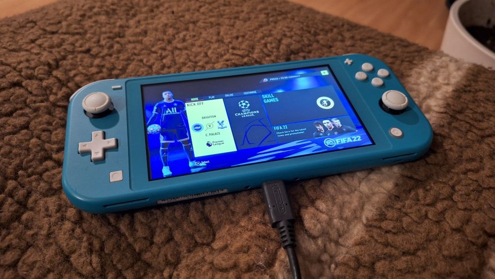 Nintendo Switch Lite + gra FIFA 22 + case