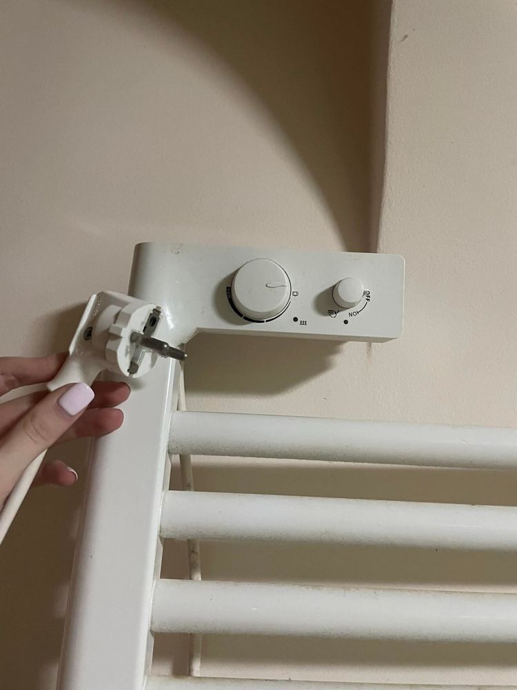 Grzejnik elektryczny na kabel 55x177 cm – stan bardzo dobry