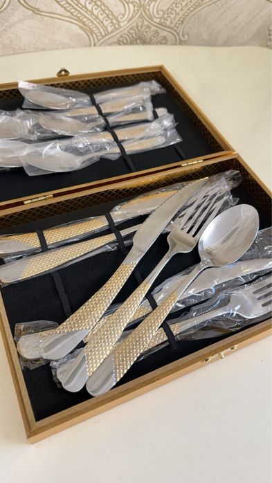 Дуже гарний столовий набір на подарунок у кейсі 12шт