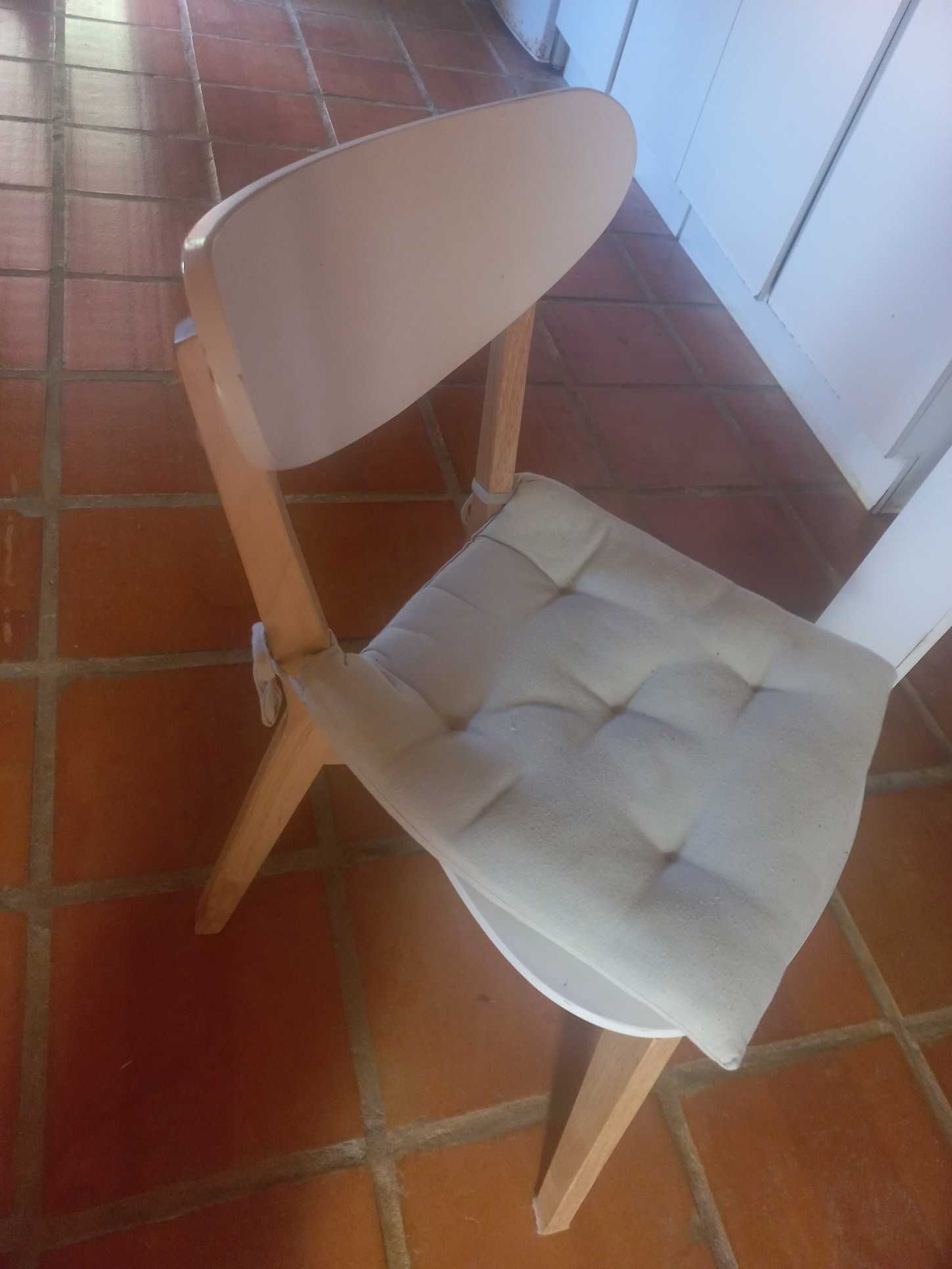 Mesa Extensível de /8 lugares com 4 cadeiras