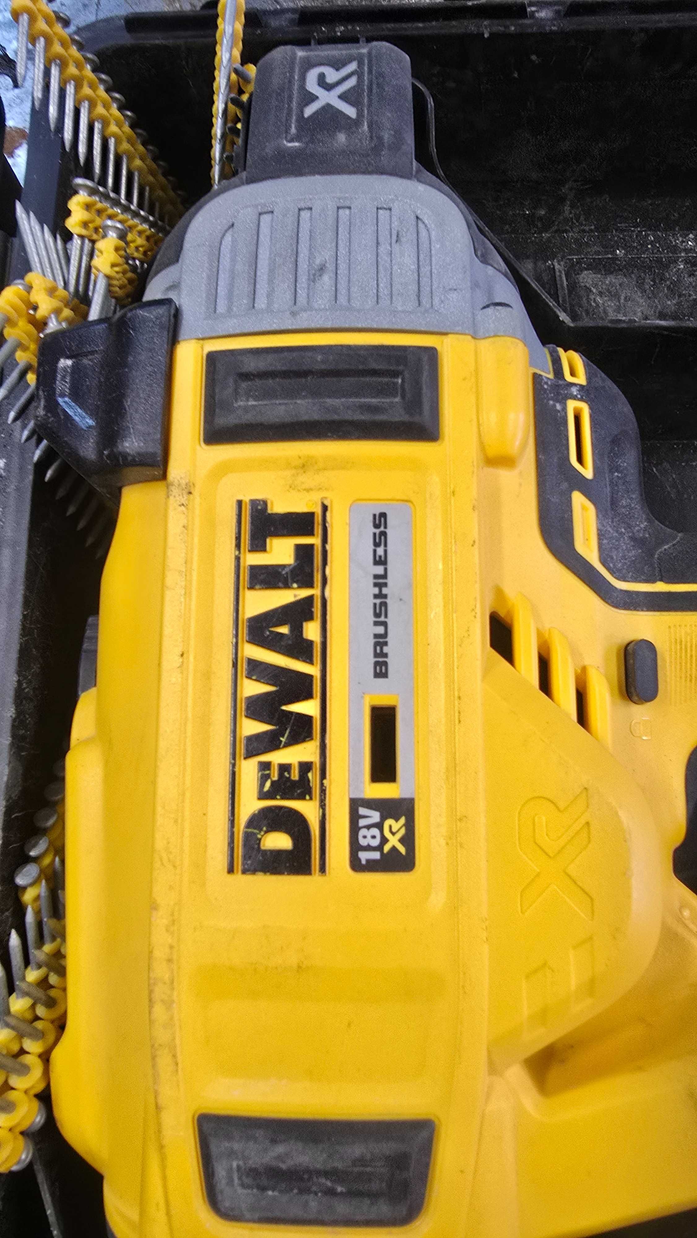 Gwoździarka akumulatorowa DEWALT DCN890N