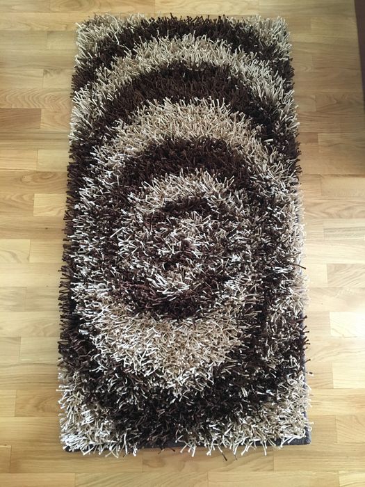 Conjunto de tapetes tons castanho