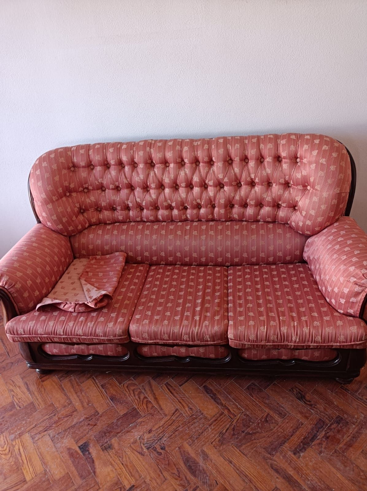 Conjunto de sofá e poltronas
