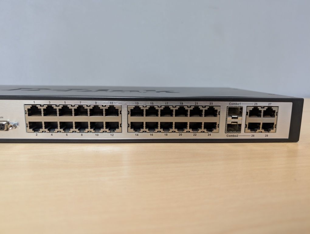 D-Link DES-3028 комутатор