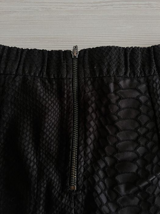 Спідниця чорна, коротка, з зміїним принтом