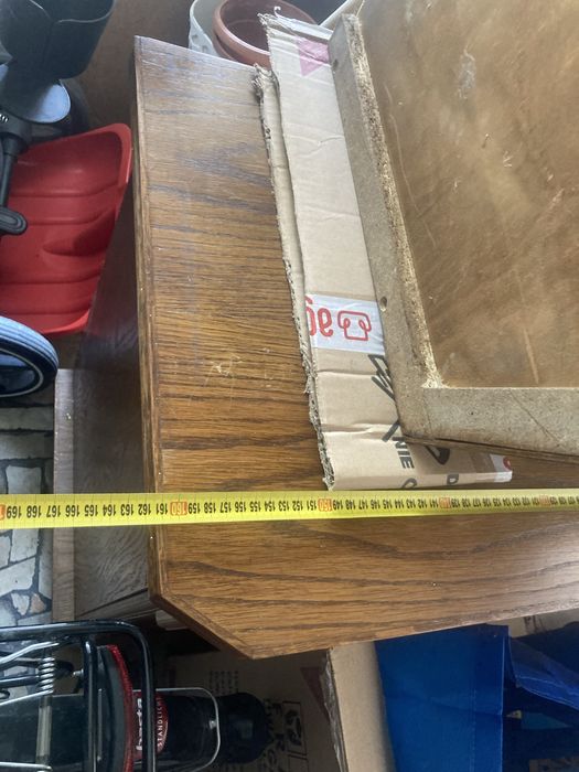 Kredens z barkiem szufladami szafkami i witrazami.