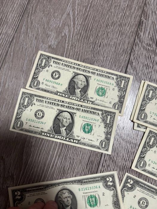 Банкнота два доллара один доллар