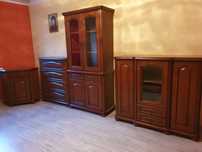 Klasyczny zestaw mebli do salonu – elegancka ciemna okleina