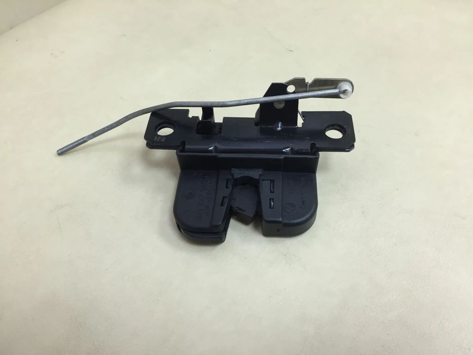 ZAMEK RYGIEL KLAPY TYŁ TYLNEJ BAGAŻNIKA VW PASSAT B5 FL KOMBI 3B9827505C