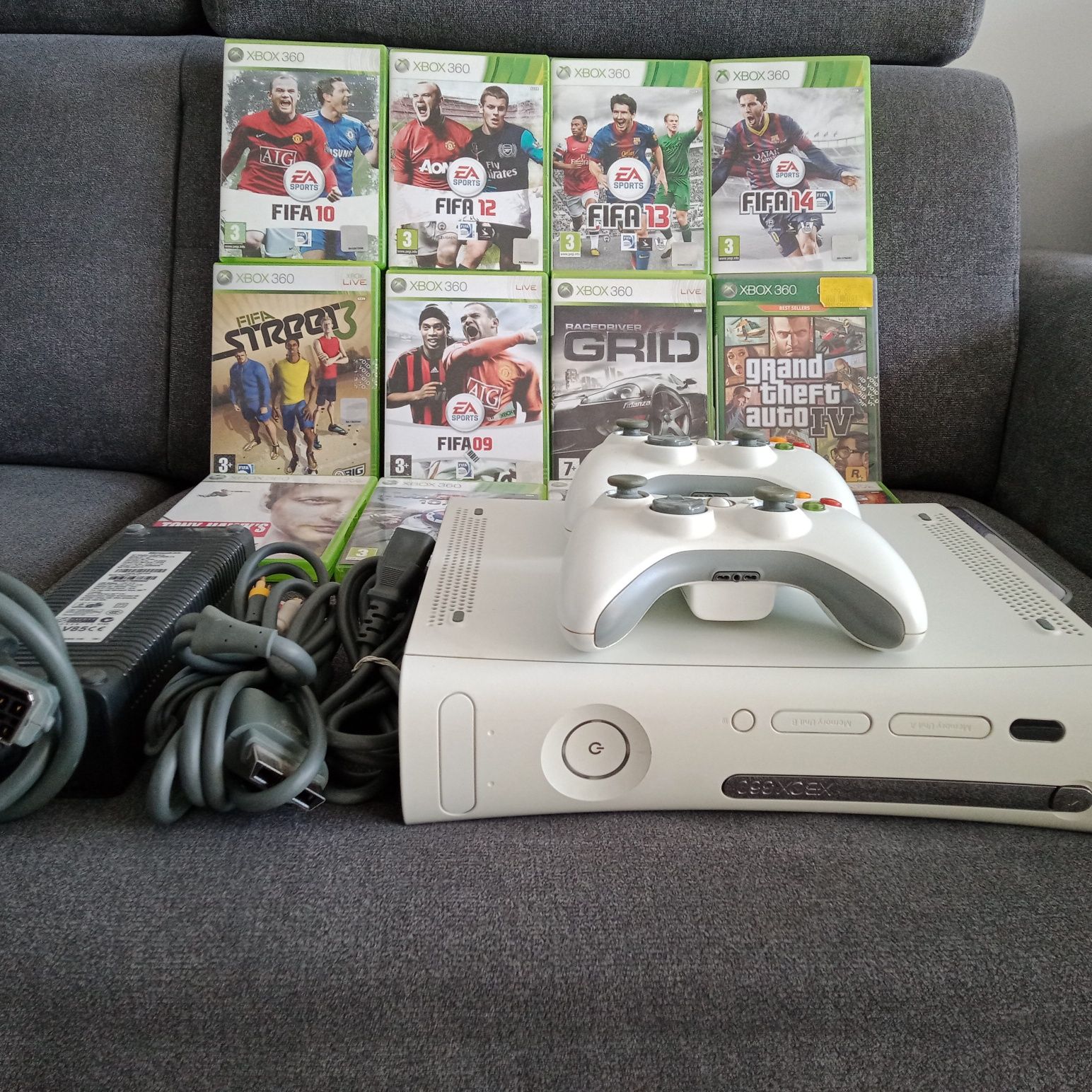 Xbox 360 plus 12 gier