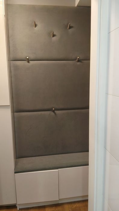 Wieszak tapicerowany szary szafka na buty połysk