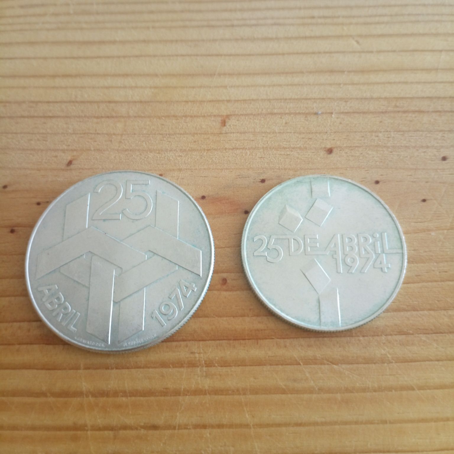 Conjunto 2 moedas 25 de abril prata