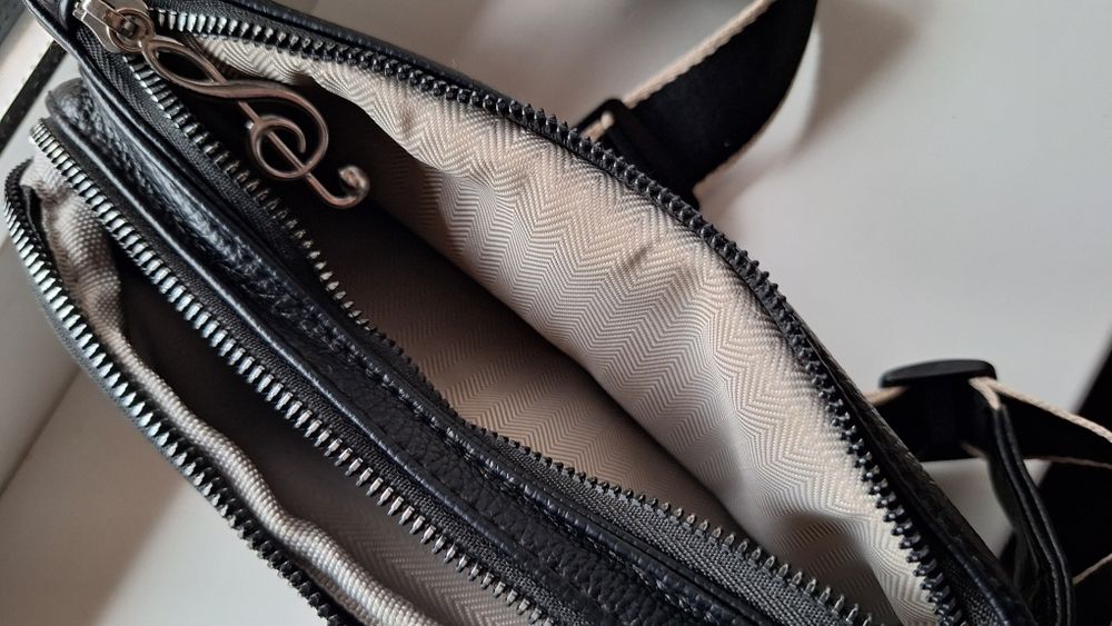 Зручна чорна сумка