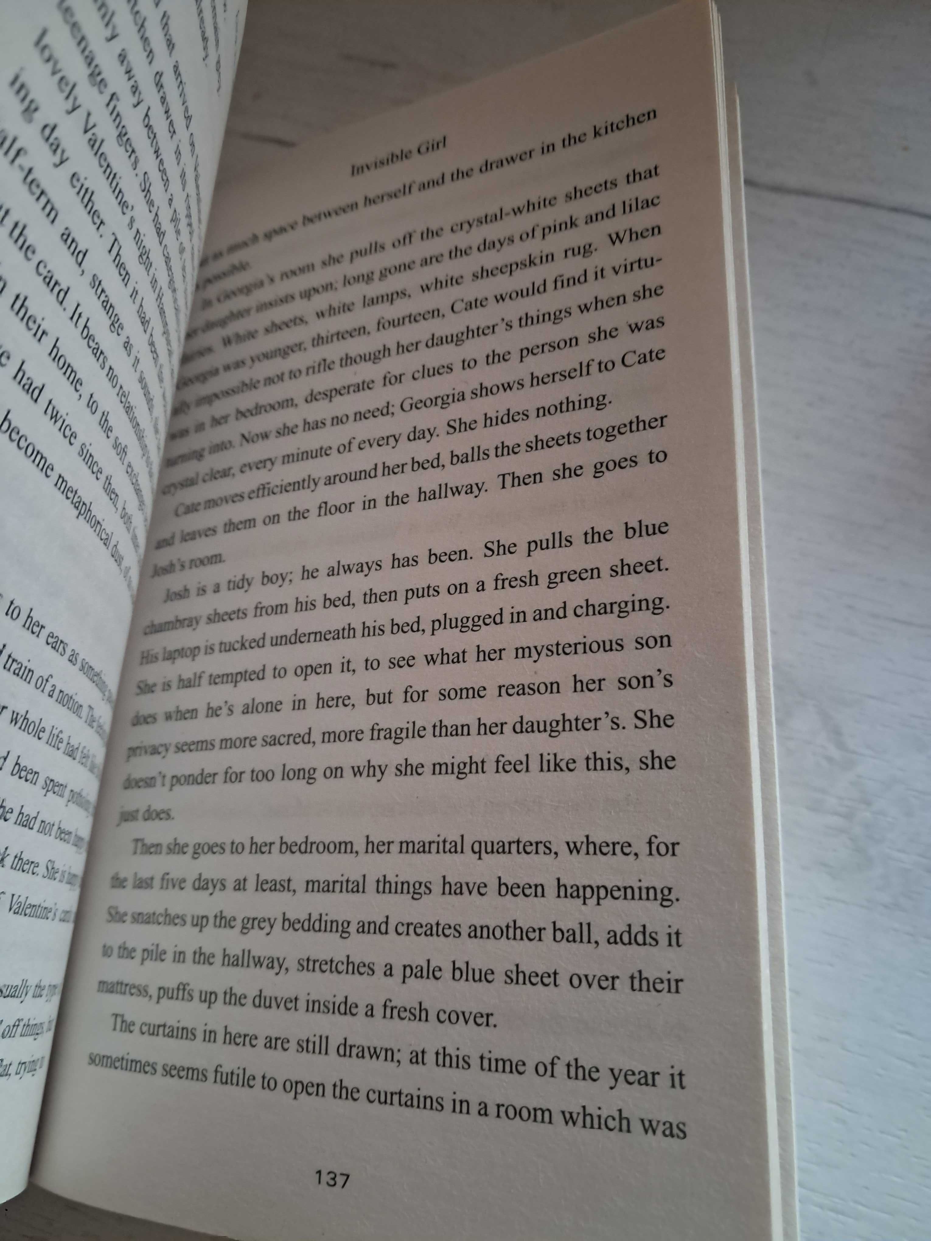 Книга англійською Invisible Girl. Лайза Джуелл