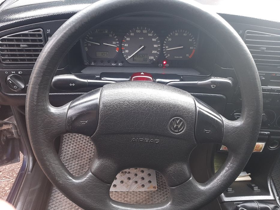 Фольцваген Б4 синій