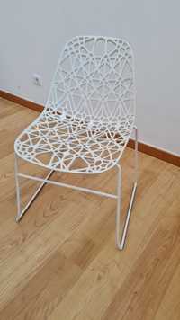 Cadeira triangular branca