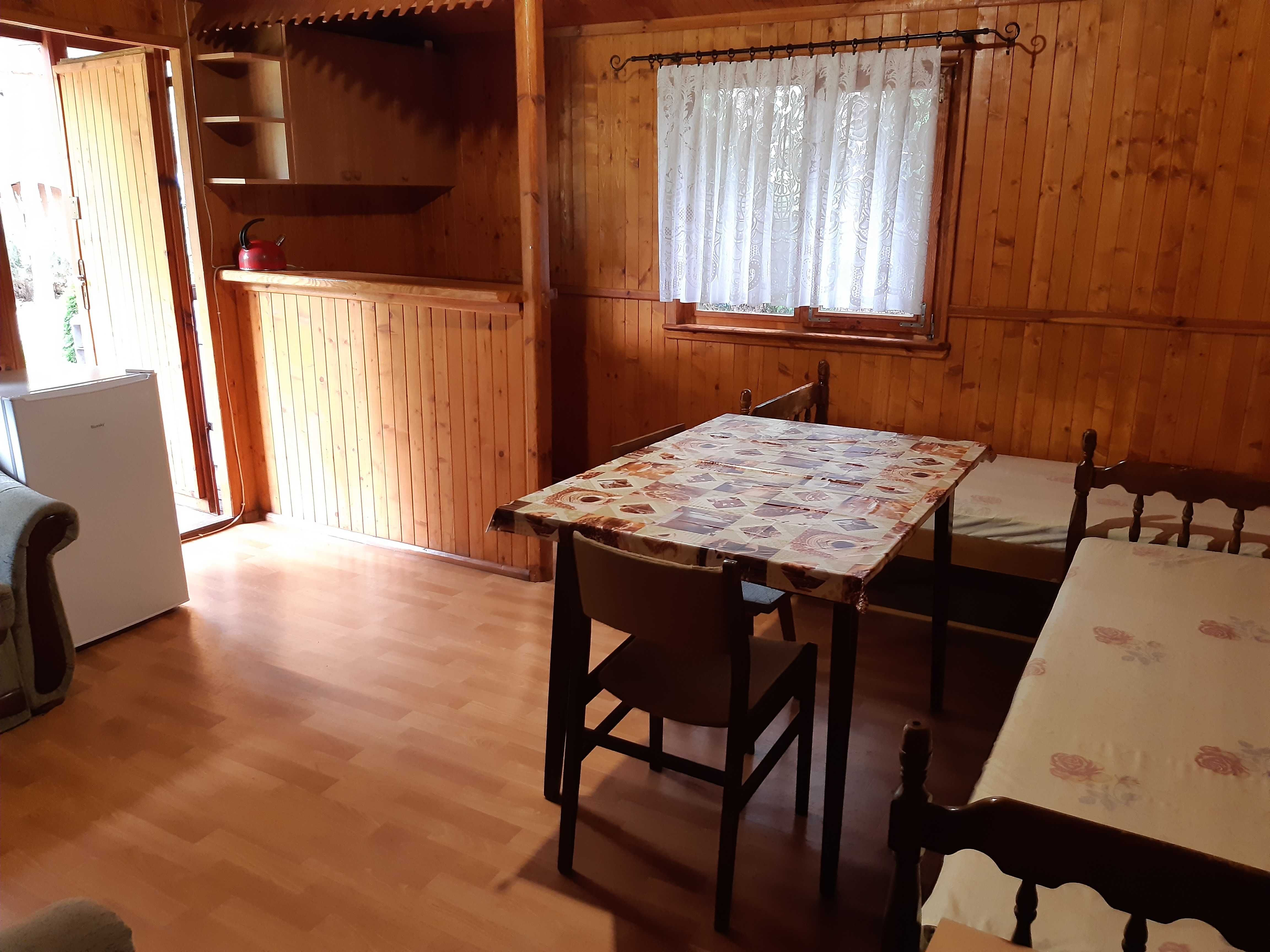 Domki nad jeziorem k/Przyjezierza