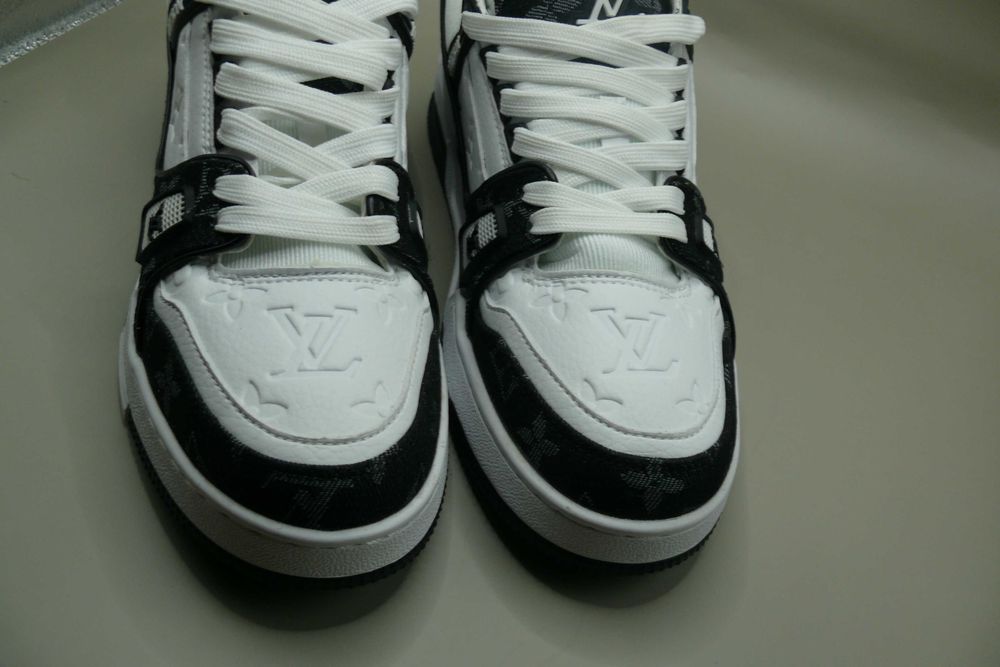 Sapatilhas brancas e pretas - Leia a Descrição