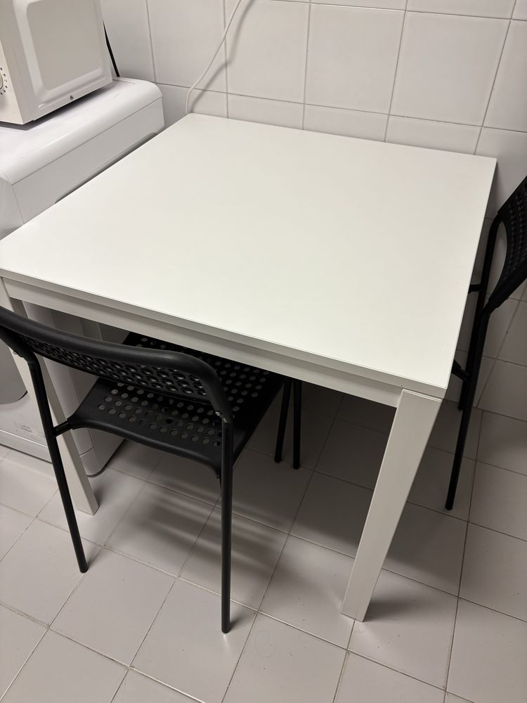 Mesa Ikea de cozinha (com 2 cadeiras)