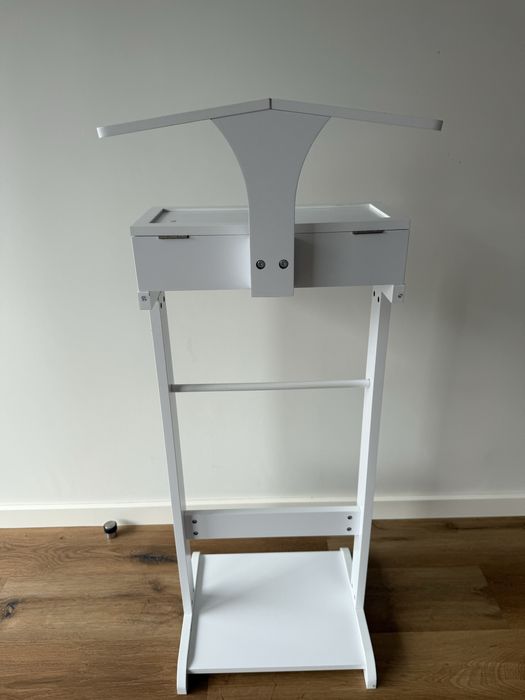 Cabide valet branco com caixa porta-objetos