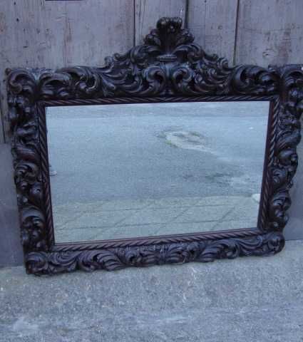 Imponente espelho com moldura em pau-santo